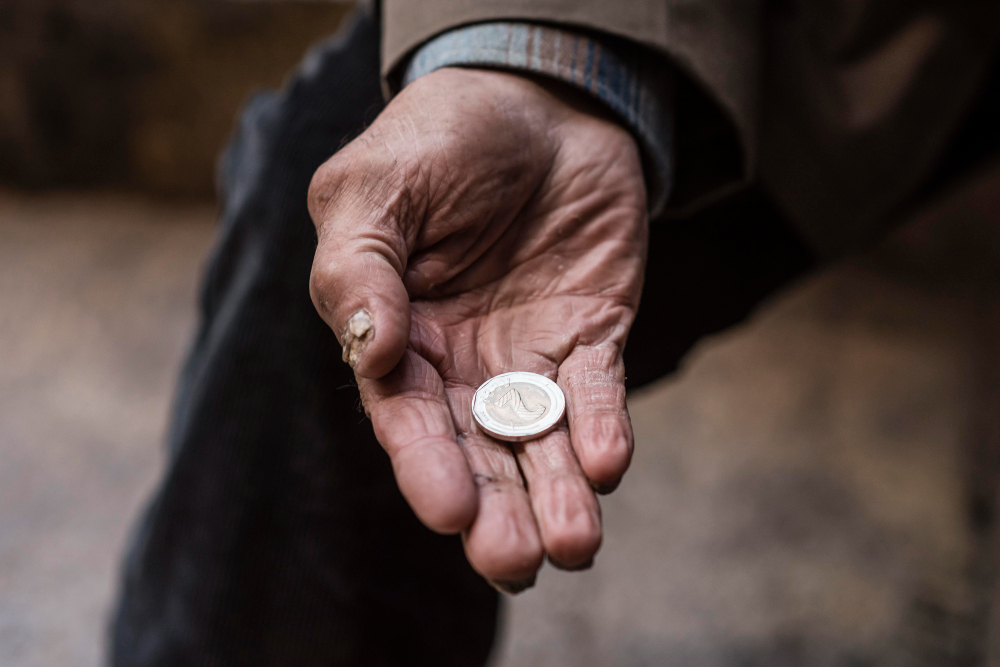 Como Identificar e Prevenir Fraudes Financeiras Contra Idosos: Dicas Essenciais para Proteger Quem Você Ama